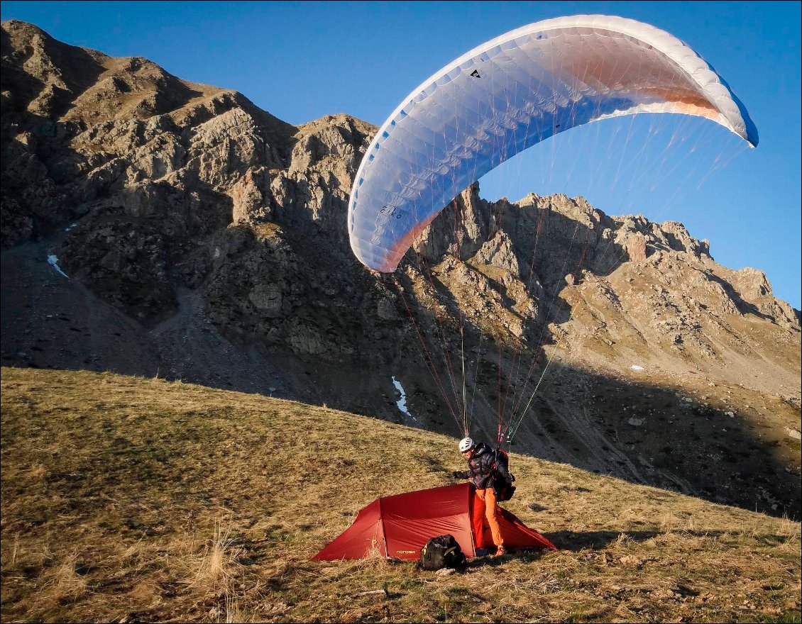 Impossible de rentrer dans la tente avec un parapente : c'est inadmissible :)