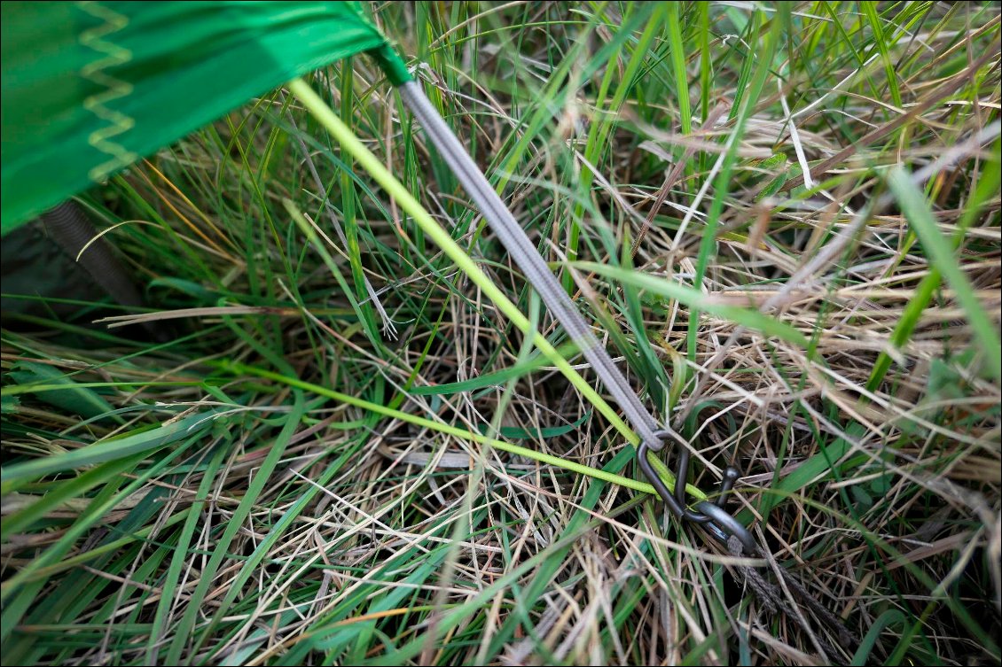 À l'arrière, le double toit vient s'accrocher sur les sardines de la chambre : c'est bien conçu.
En bref, tous les systèmes sont plus ou moins simples, et il y en a beaucoup :-)