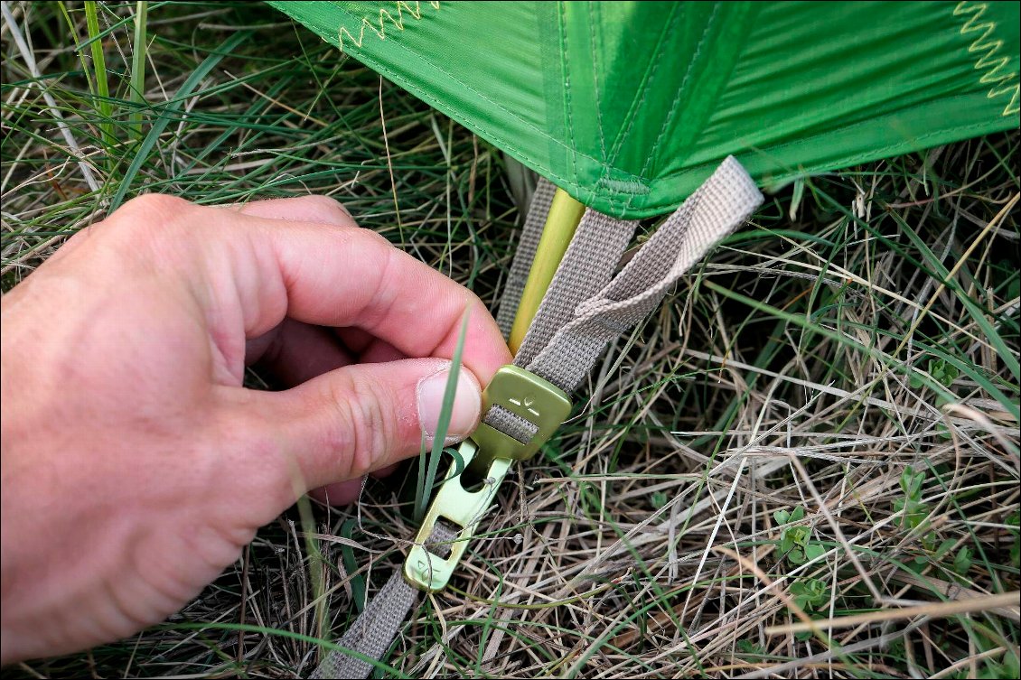 La fixation du double toit utilise des systèmes rapides et réglables facilement.