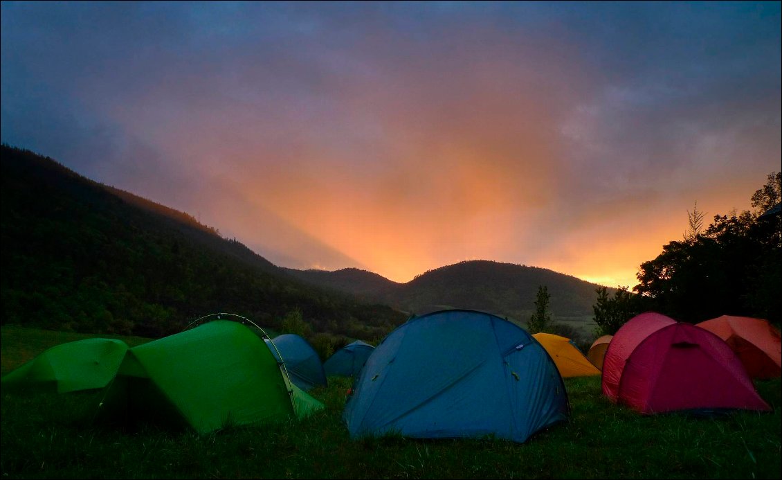 Après une belle pluie, le ciel s'embrase avant de s'éteindre : un cadeau pour les yeux :-)