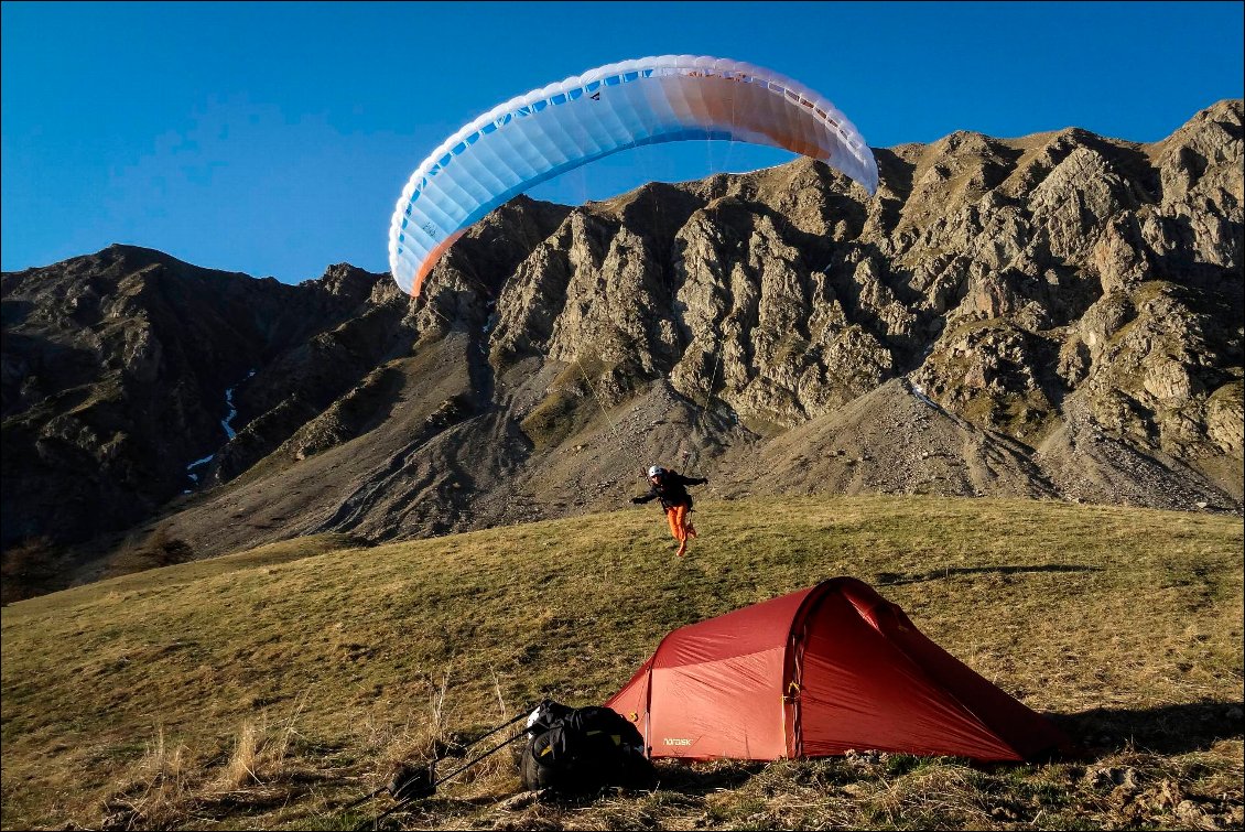 Bivouac sur les hauteurs de Chorges : après avoir planté la Nordisk Halland 2 LW, les conditions nous permettent une demi-heure de jeu avec nos ailes, un régal.