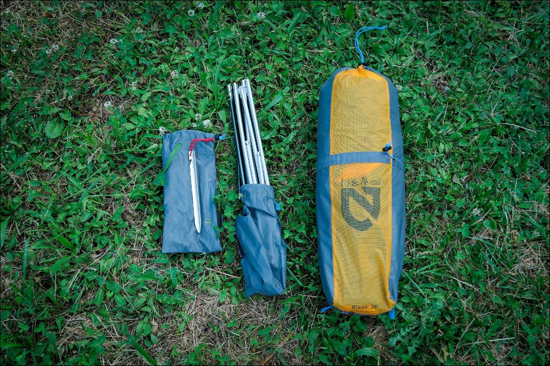 Les sardines ont un bout de cordelette déjà installé, c'est agréable !
Le sac est compartimenté, ce qui permet de stocker un des éléments seul (chambre ou double toit) en cas d'humidité par exemple.