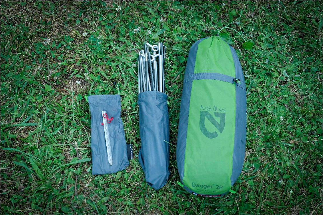 Les sardines ont un bout de cordelette déjà installé, c'est agréable !
Le sac est compartimenté, ce qui permet de stocker un des éléments seul (chambre ou double toit) en cas d'humidité par exemple.