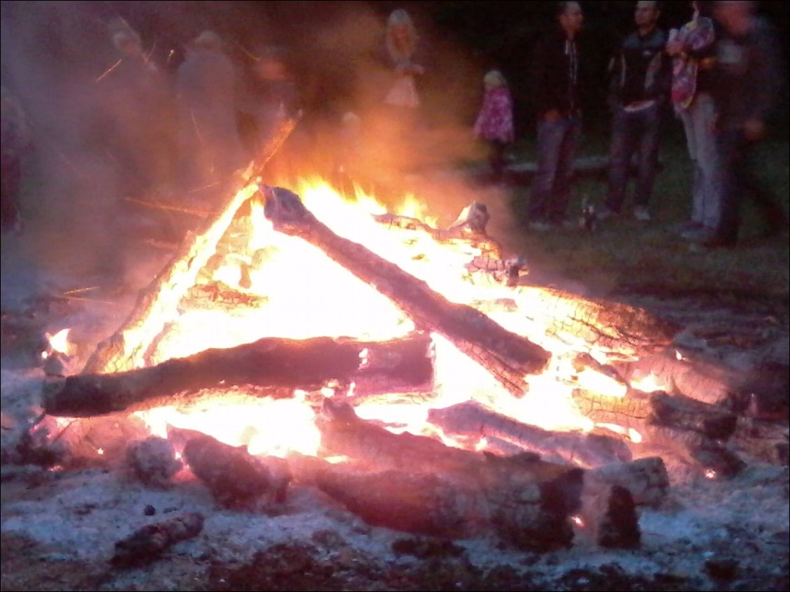 Le fameux feu ! Plutôt sur le déclin à ce moment là. Bientôt, certains sauteront par-dessus.