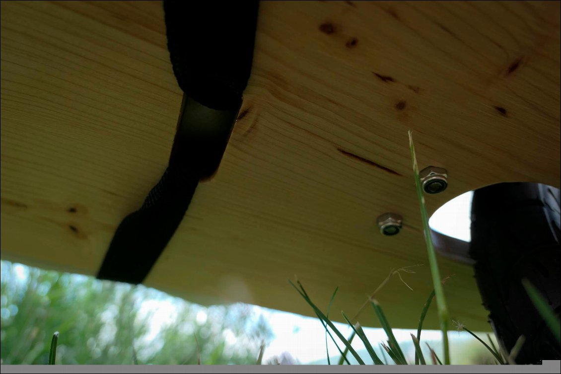 Tandis qu'à l'arrière, ce sont 2 sangles qui passent dans un trou au milieu de la planche.