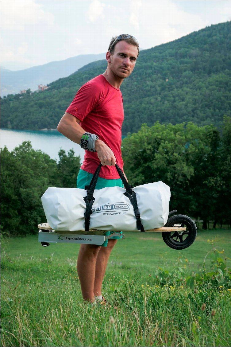 Il est ainsi facile de transporter l'ensemble sac+remorque sans que le timon ne viennent caresser/heurter (selon l'humeur :-)) les jambes !