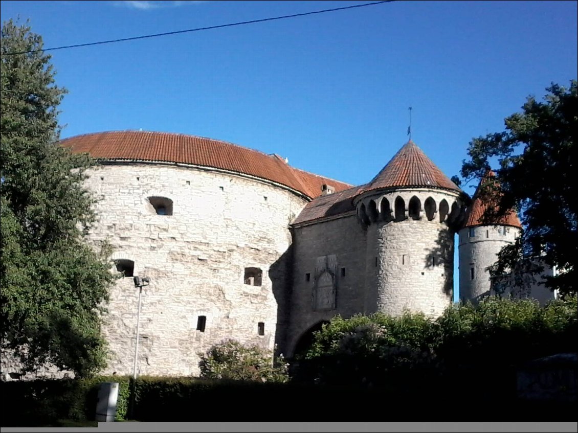 La célèbre tour "Grosse Margaret ", face au port. Certains pensent que son nom provient du plus gros canon de la tour, d'autres que c"etait la cantinière du bastion. C"est pas un peu pareil ?