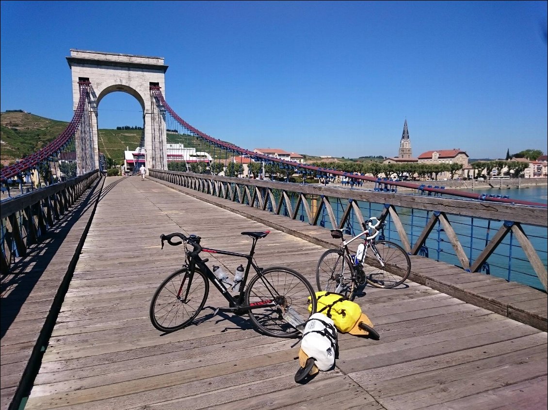 La technique pour stationner son vélo+remorque (photo par ZAP Outdoor).