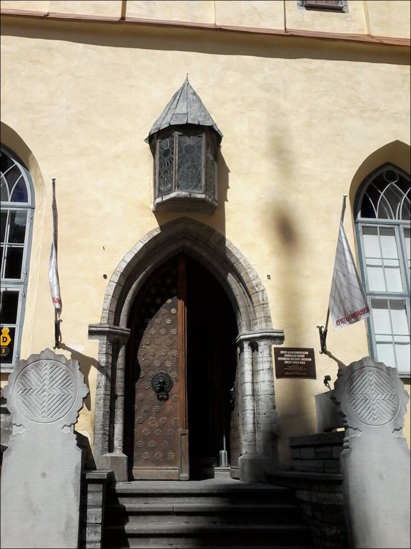 Maison da la Grande Guilde (15eme siècle). Le musée d'Histoire de l'Estonie se trouve à l'intérieur. Entrons y jeter un oeil.