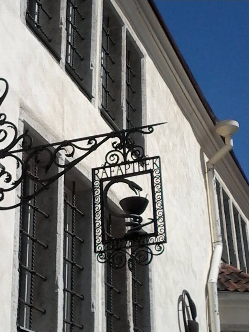 La plus ancienne pharmacie d'Europe, en activité depuis 1422.