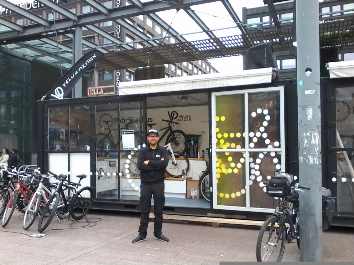 Arrêt technique : changement de chaîne, révisions des freins ( ils étaient arrivés au bout du bout ), regonflage à bloc des roues ( parce que c'est difficile avec ma petite pompe ) ...
Voici l'atelier "vélo oxygène" situé à côté du centre Kamppi. Au choix, on peut demander le service tout compris ou mettre les mains dans le cambouis et réparer soi même.