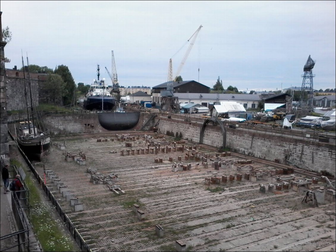 Forme de radoub pour la mise en cale sèche des navires. Toujours en activité pour la remise en état des bateaux traditionnels. Dans les années 1760, l'architecte naval Chapman y fit construire la flotte de l'archipel.