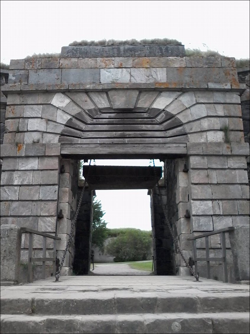 La porte du roi, porte cérémonielle de la forteresse. Le bateau du roi Adolphe-Frédéric de Suède s'était ancré juste devant.