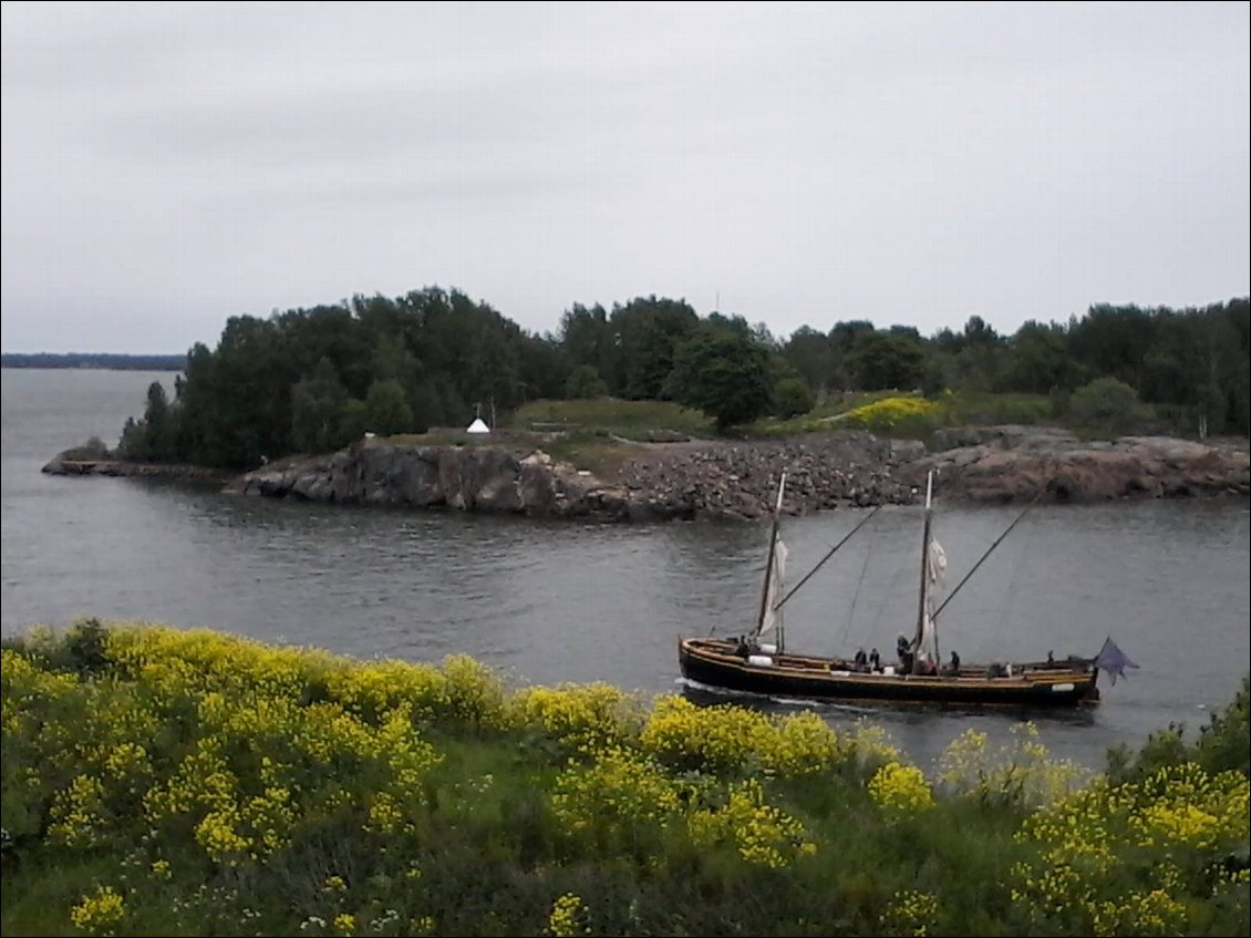 L'etroite passe où le ferry s'est faufilé.