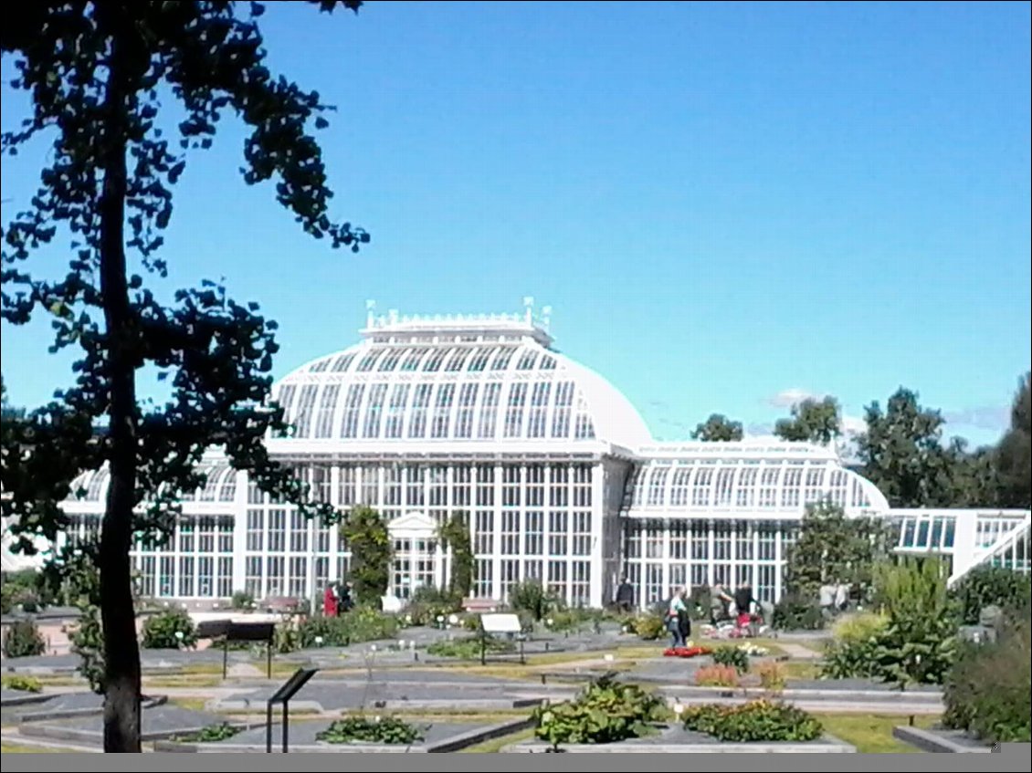 Juste derrière la gare, le parc botanique et son jardin d'hiver.