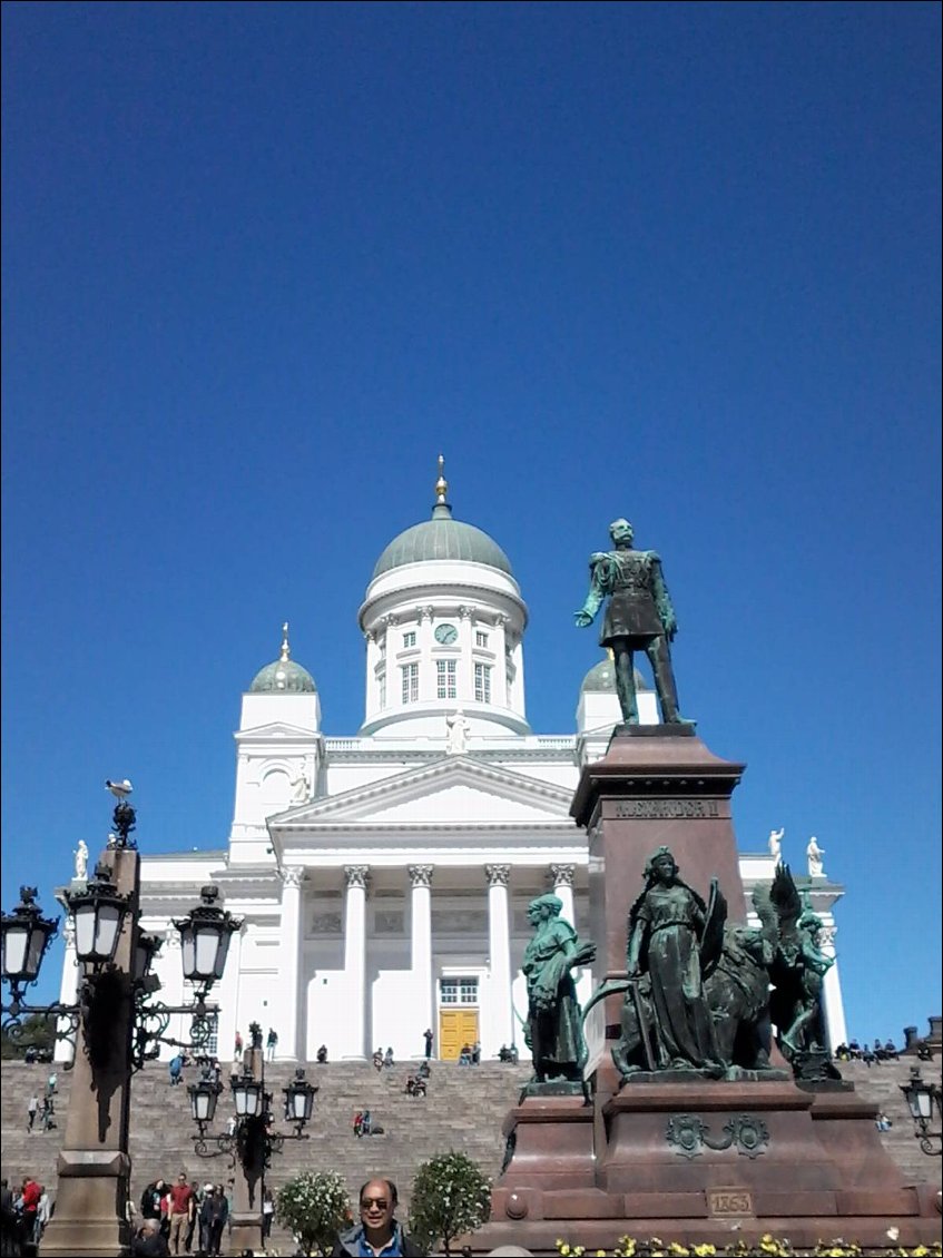 Statue d'Alexandre II de Russie. En commémoration du rétablissement de la diète de Finlande par l'empereur. Hein ? C'est quoi ça ? La diète est l'assemblée législative du grand duché de Finlande.