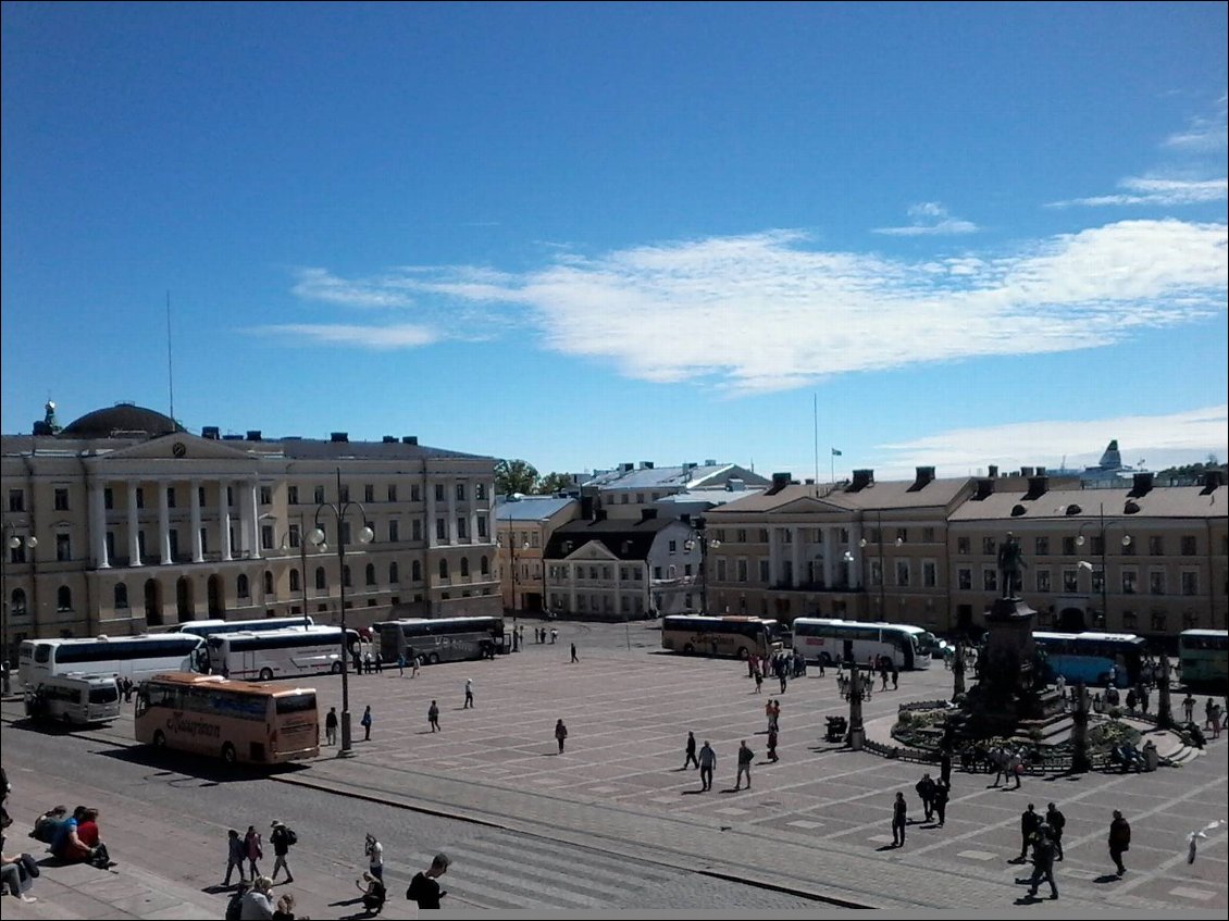 La place carrée du sénat vue depuis le haut des marches.