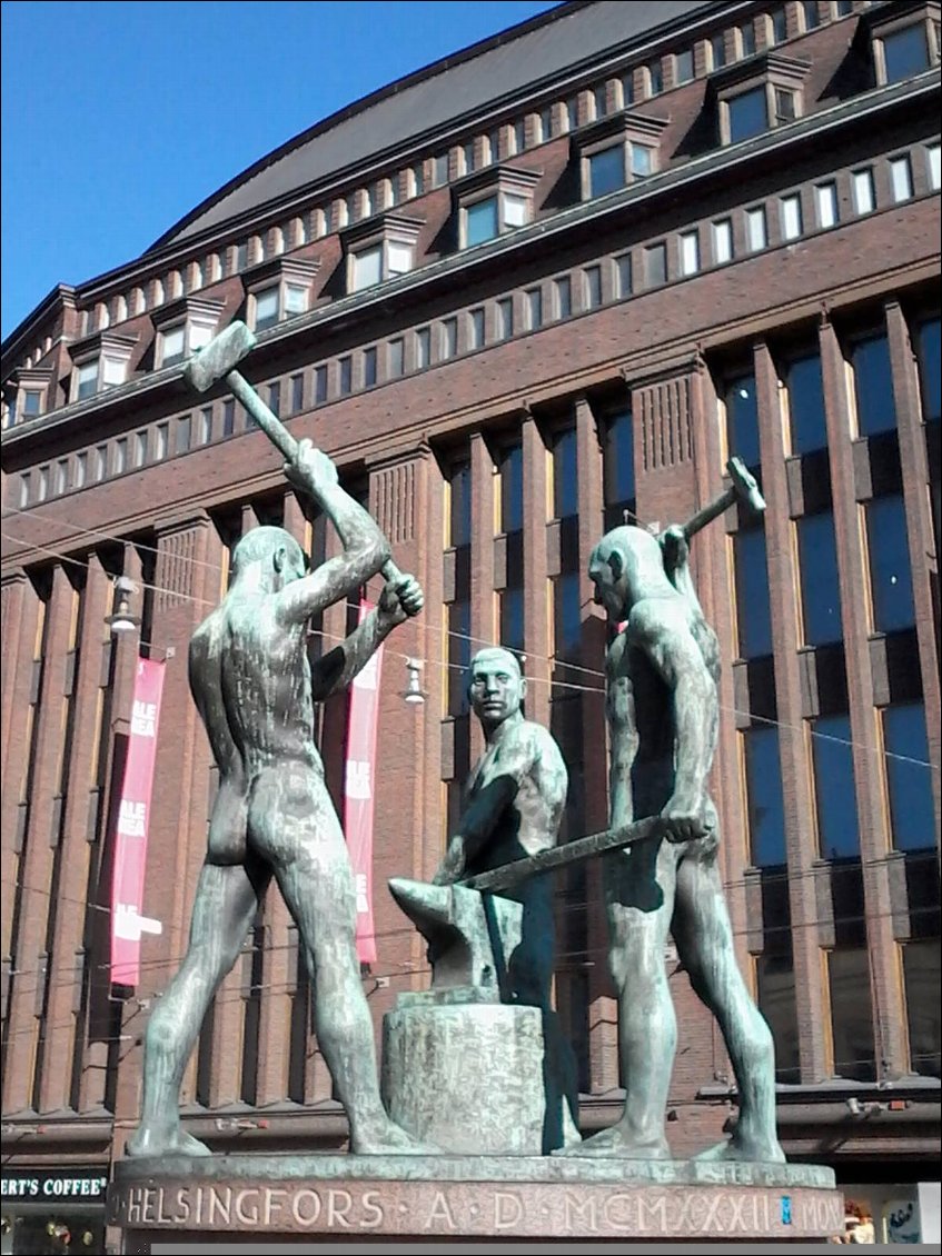 A travailler sans chaussures de sécurité, on risque des problèmes. Traduction personnelle des inscriptions sur la statue.