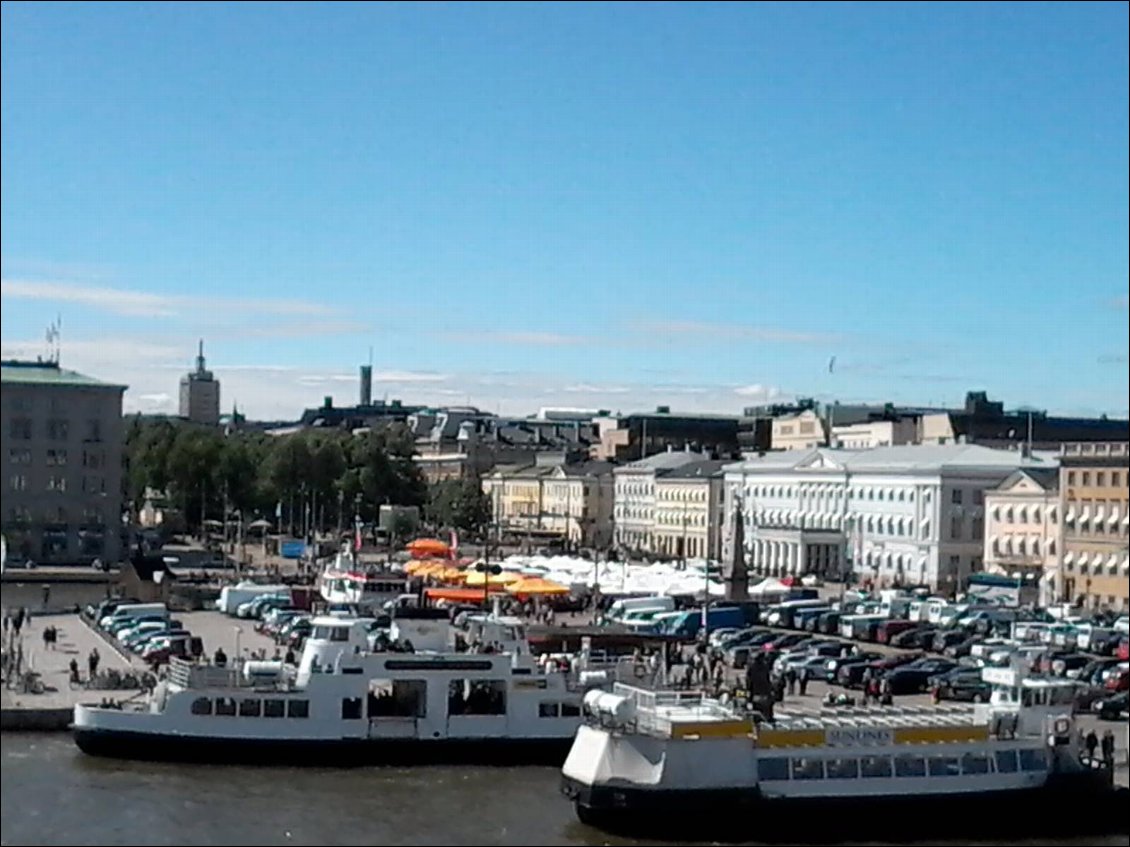 Vue sur la place du marché avec bien sûr ses stands sous les parasols orange et blancs. C'est aussi le point de départ des croisières d'1 ou 2 heures dans l'archipel d'Helsinki.