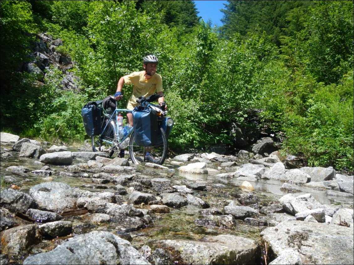 Dans les côtes ou aux gués, il faut quasi tout le temps pousser la bécane...