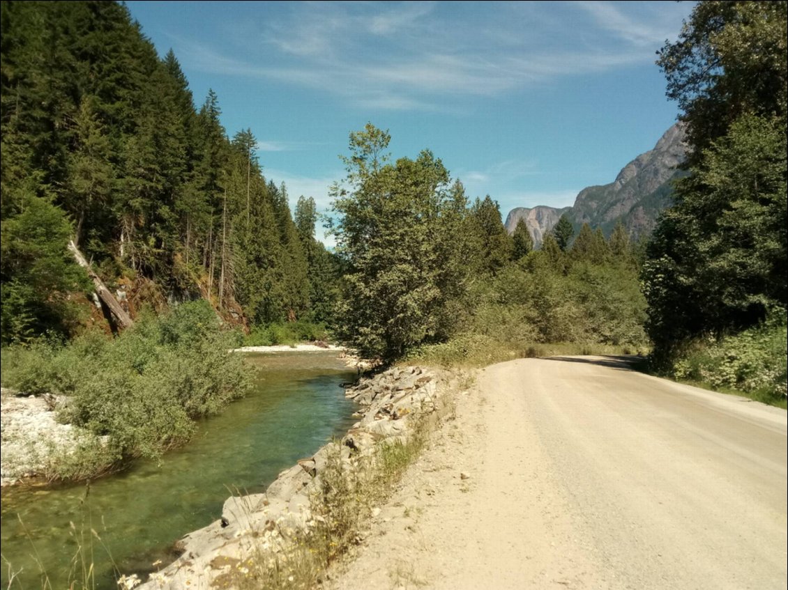 28 km, quasi pas de voitures, en descente sur du beau gravel, en longeant torrent, rivière, lac, puis à nouveau torrent... ça vous file une de ces bananes!! :D