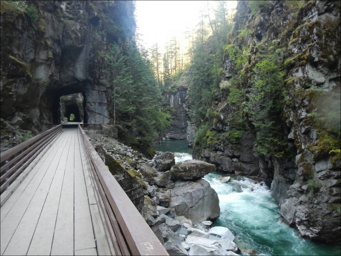 L'ancienne voie ferrée, enchaînement de ponts et tunnels anciens pour passer le canyon. Ça valait le détour!