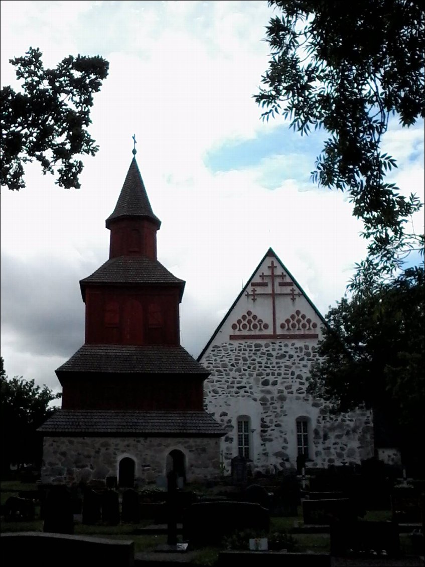 L'eglise d'Inga, petit port sur la route.