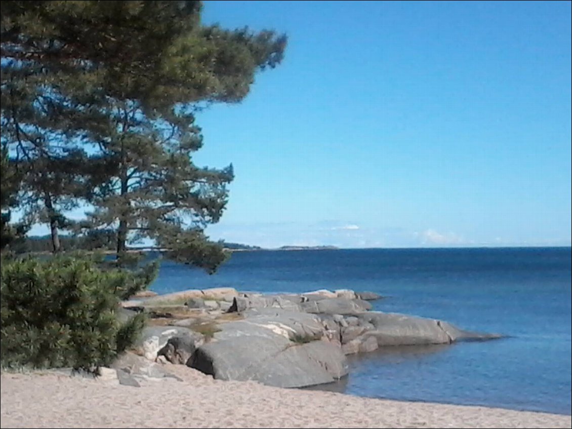 Les jolies plages côté "sous le vent " (pour les non voileux, côté protégé du vent) de Hanko. Impossible de camper côté "au vent", Eole est déchaîné.