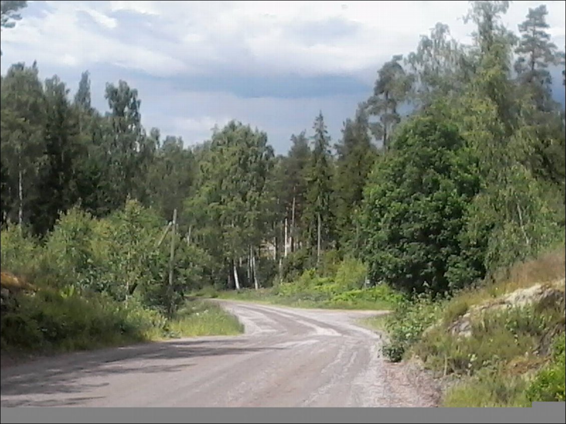 Je déboule à 40 km/h sur une portion de piste "tôle ondulée". Le guidon tremble et vibre à la limite de la perte de contrôle. Ma cervelle décolle de sa boite crânienne pour jouer du hochet. Ma nuque s'en souvient encore. Hola ! Calme Rossinante ! Ne t'emballe pas.