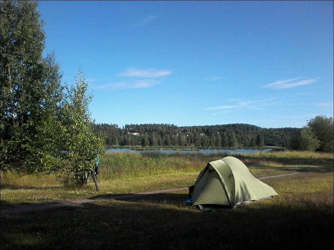 Bivouac près de Salo, au pied d'une tour d'observation. Ici c'est le paradis des oiseaux : canards, hérons, sternes, oies, grues et j'en passe. Malheureusement, les sternes et les goélands n'ont pas saisis le concept de "coucher" et continuent à piailler toute la nuit.