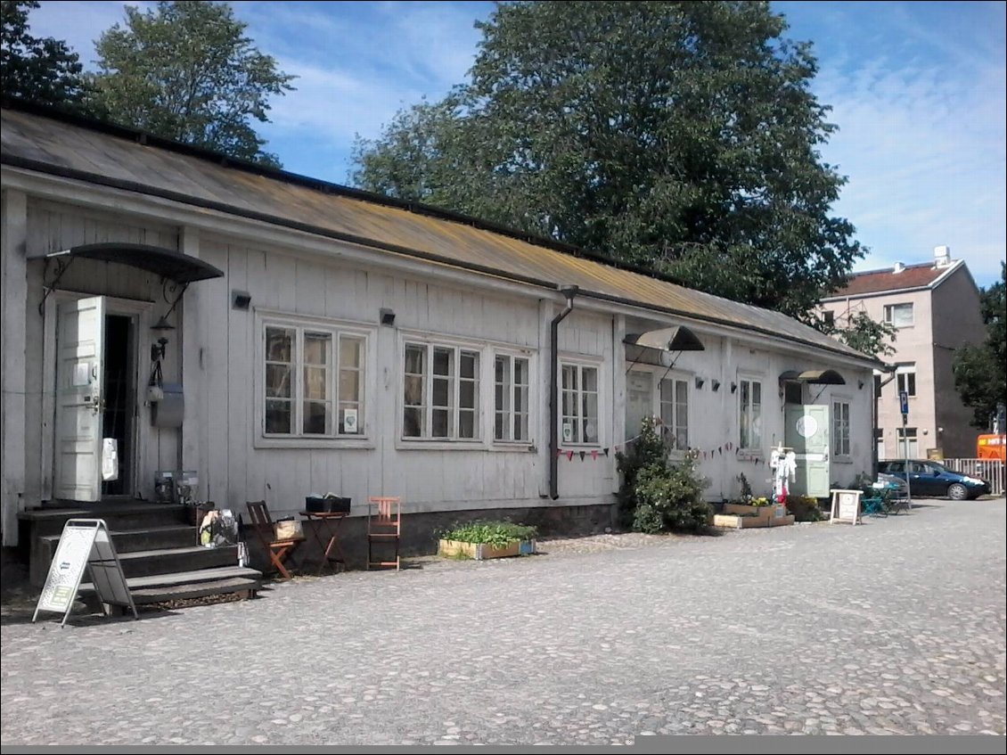 La petite cour derrière l'office de tourisme.