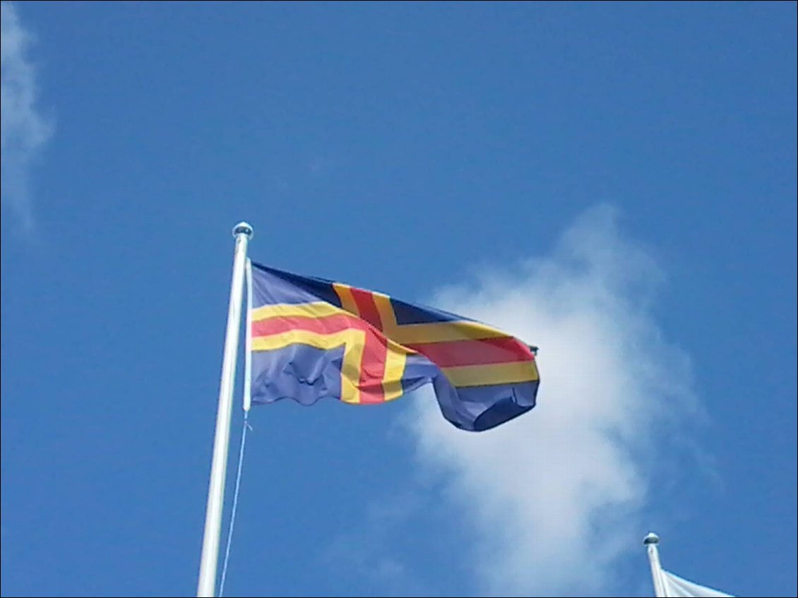 Koa c'est donc ? Trouvez la réponse et vous saurez où je suis partie.
Le drapeau d'Aland (à prononcer Oland). Pour couper le golfe de Botnie, je traverse l'archipel d'Aland et ses nombreuses îles afin de rejoindre Stockholm sur l'autre rive. Aland est une province finnoise, mais avec un statut gouvernemental autonome. Ils ont même leur propre drapeau.