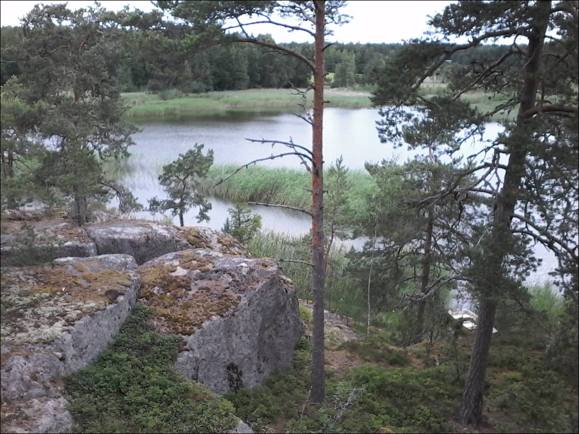 Nuit à Kustavi au-dessus d'un petit lac.