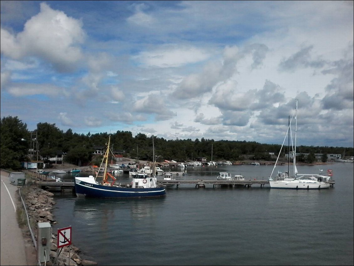 Le petit port d'Osnas où j'ai poireauté 3 heures en attendant le ferry.