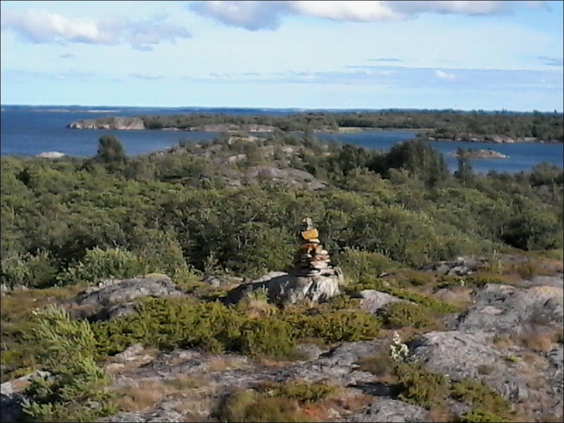 Je monte à pied au point culminant de l'ile.