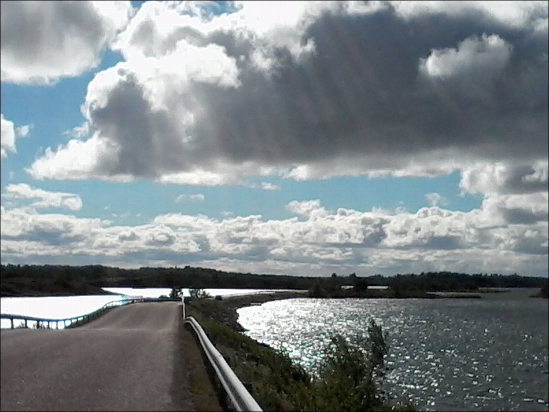 Début de soirée, j'arrive au bout de la route pour prendre le ferry de 20h15 pour Kumlinge, (avec le même billet).