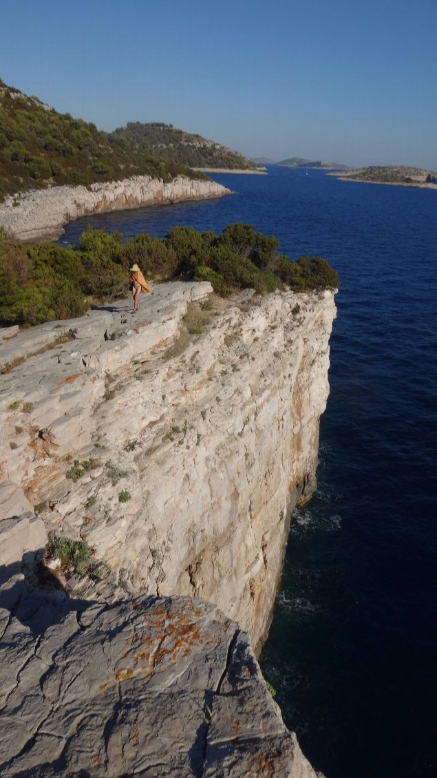 Les falaises vers le lac Mir dans le parc de Telascica