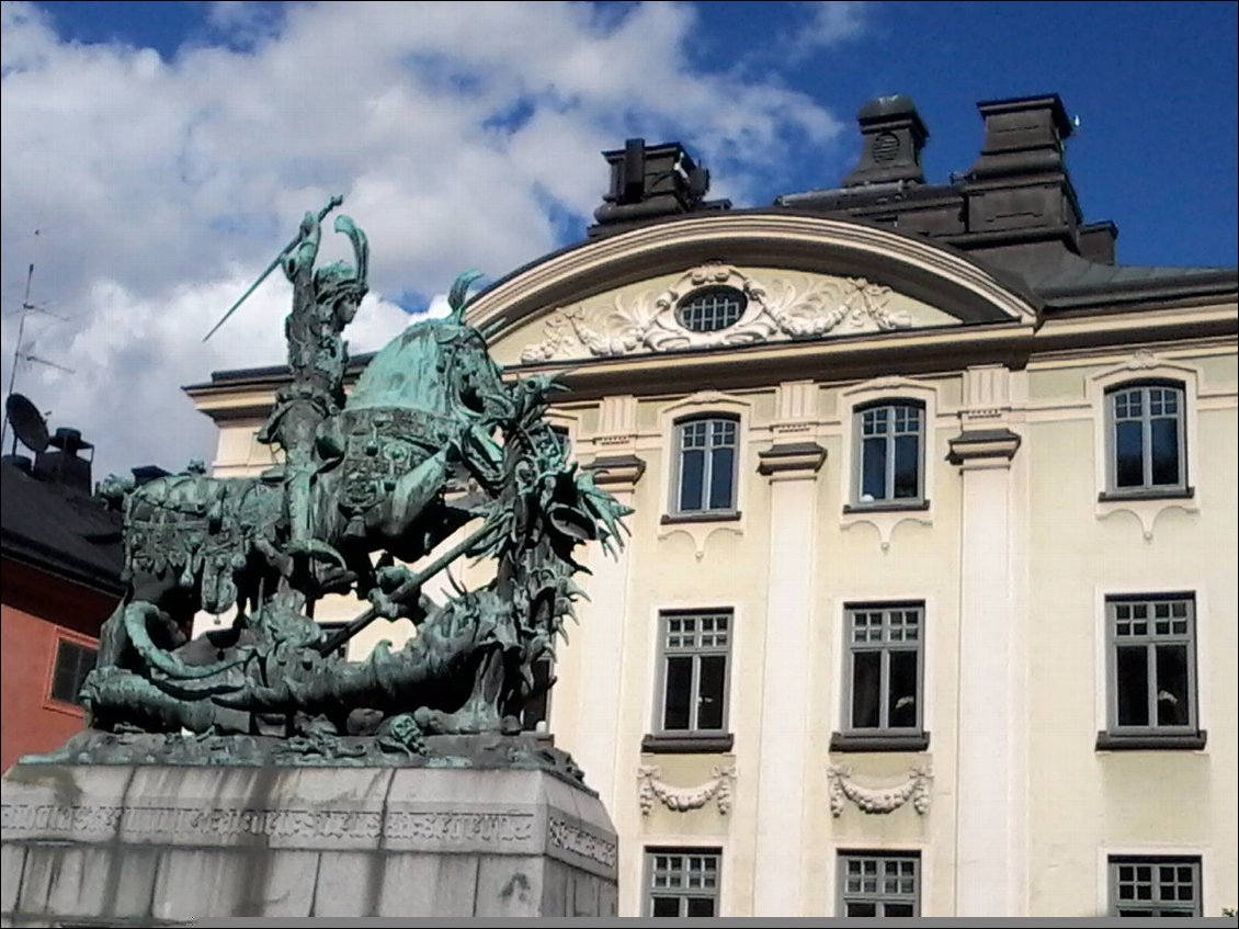 Koa c'est donc ? Bien joué Voileuse29, c'est effectivement St Geoges terrassant le dragon. La statue se trouve sur Storkyrkan et a été commanditée par Sten Sture le Vieil en mémoire de la bataille de Brunkeberg en 1471. Il remerciait ainsi St Georges de l'avoir aidé à vaincre le dragon danois et sauvé la Suède.