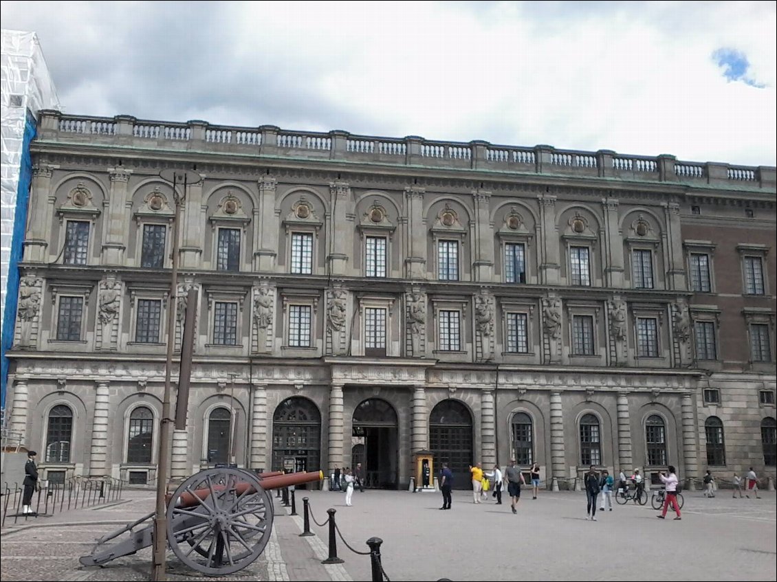 La cour du palais royale avec le garde dans sa guérite jaune.