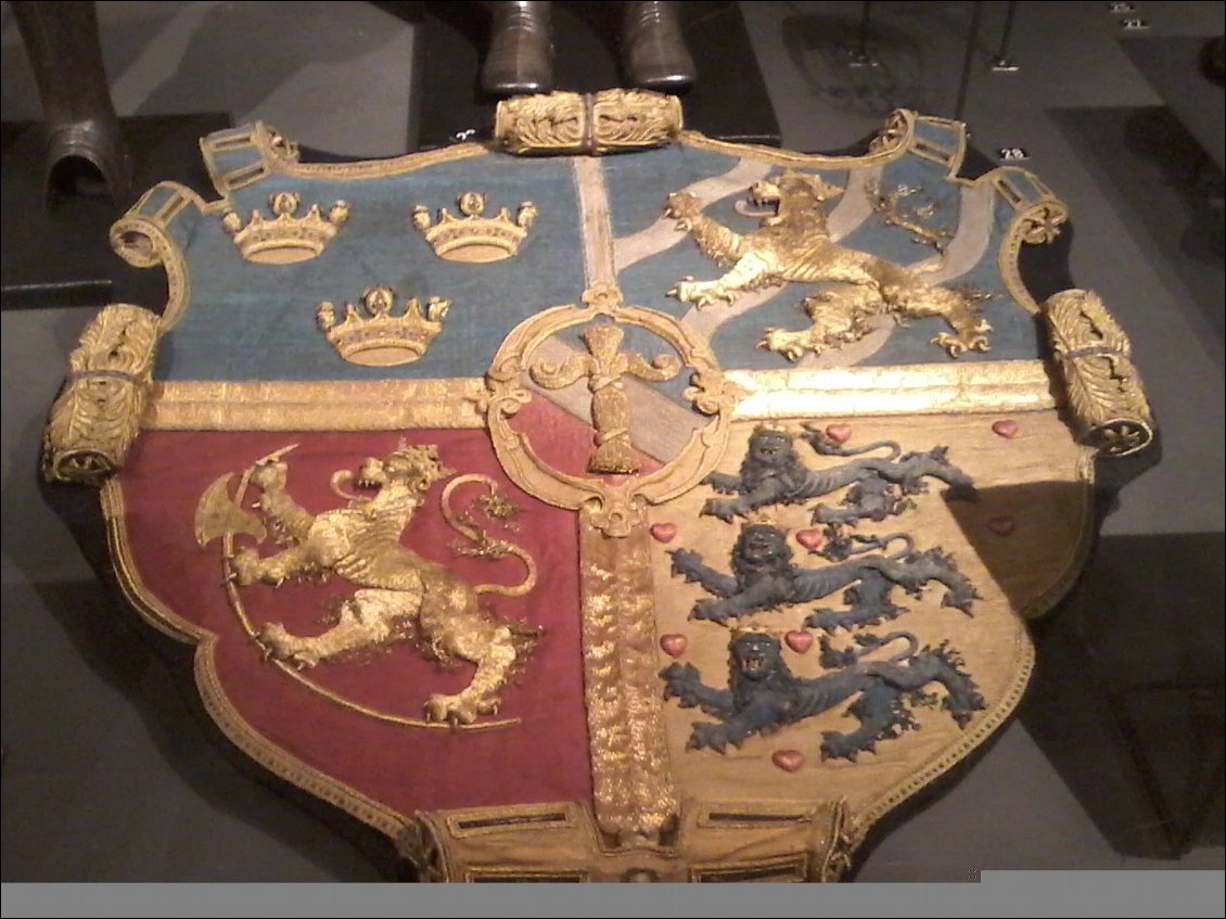 Sur ce blason, on peut voir les 3 couronnes de Suède, les léopards du Danemark et les lions armés d'une hache de Norvège.
