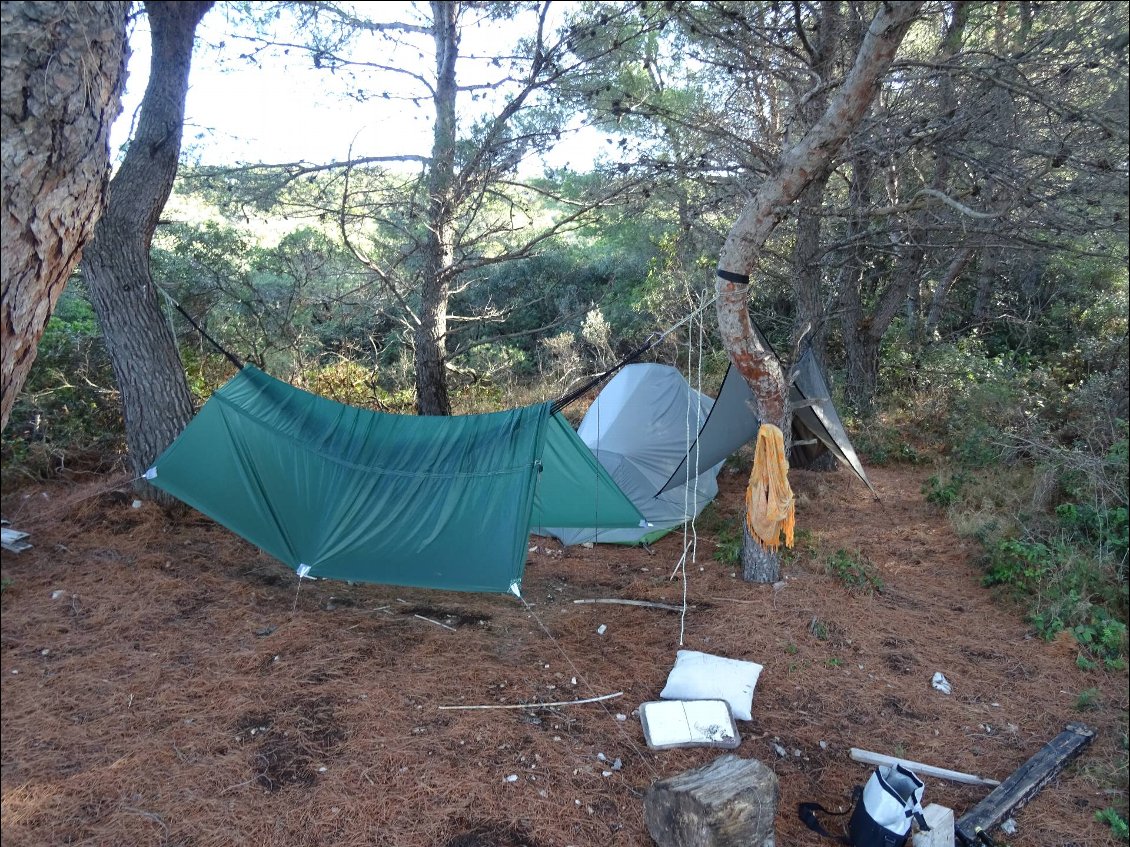 Utilisation en Croatie, lors d'un trip kayak en juillet 2017. Sa compacité lui permet de se glisser facilement au fond d'un caisson du kayak.