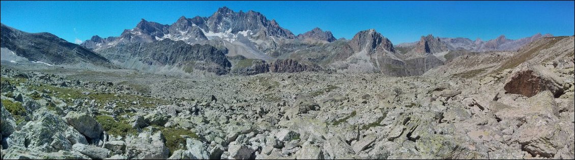 Et déjà la vue sur le Marinet et les Aiguilles du Chambeyron