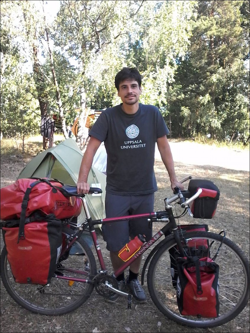 Sympathique rencontre au camping de Bredang. Voici Jérôme qui vit en Allemagne. Il vient de faire 2 semaines à vélo avec sa copine et continue en solo vers Goteborg. On a passé une bonne soirée à discuter (et on peut être super bavard quand on roule tout seul !) et à boire des alcools de différents pays. Même à 40 degrés ça descend tout seul. Schuss et bon retour !