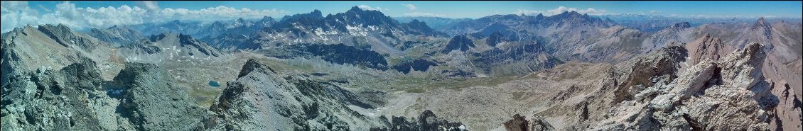 Belle vue jusqu'au Brec du Chambeyron depuis la Pointe Haute de Mary