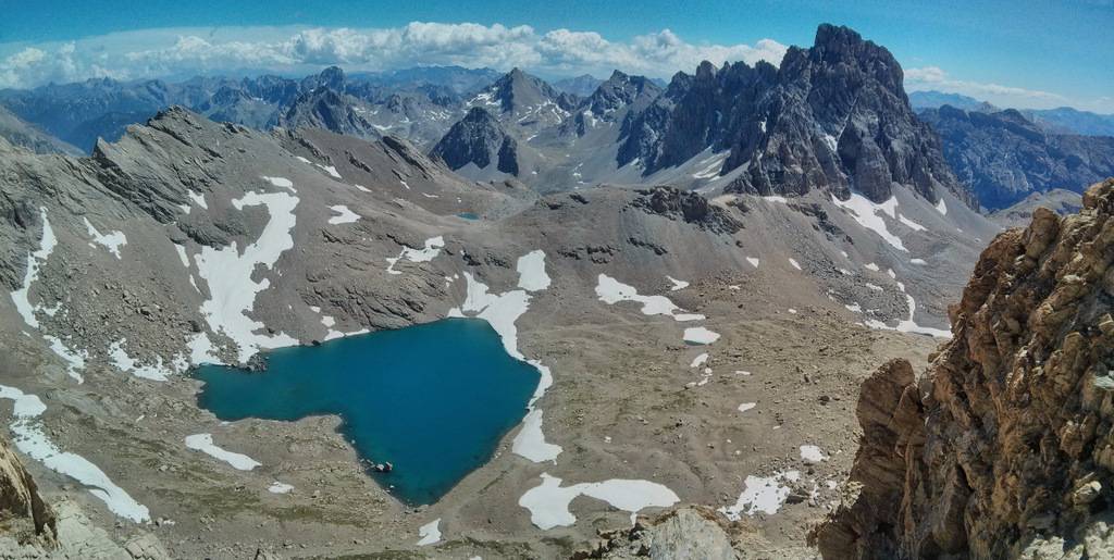 Vue plongeante sur le lac des 9 couleurs et Brec du Chambeyron