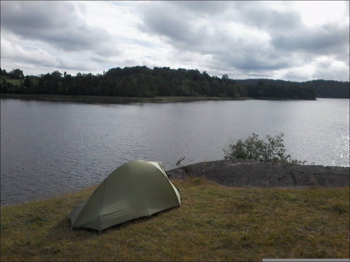 J'ai laissé Rossinante au bord du chemin et j'ai franchi les barrières pour aller camper au bord de ce lac. L'eau y était bonne et le vent tiède. Un vrai régal pour se baigner.