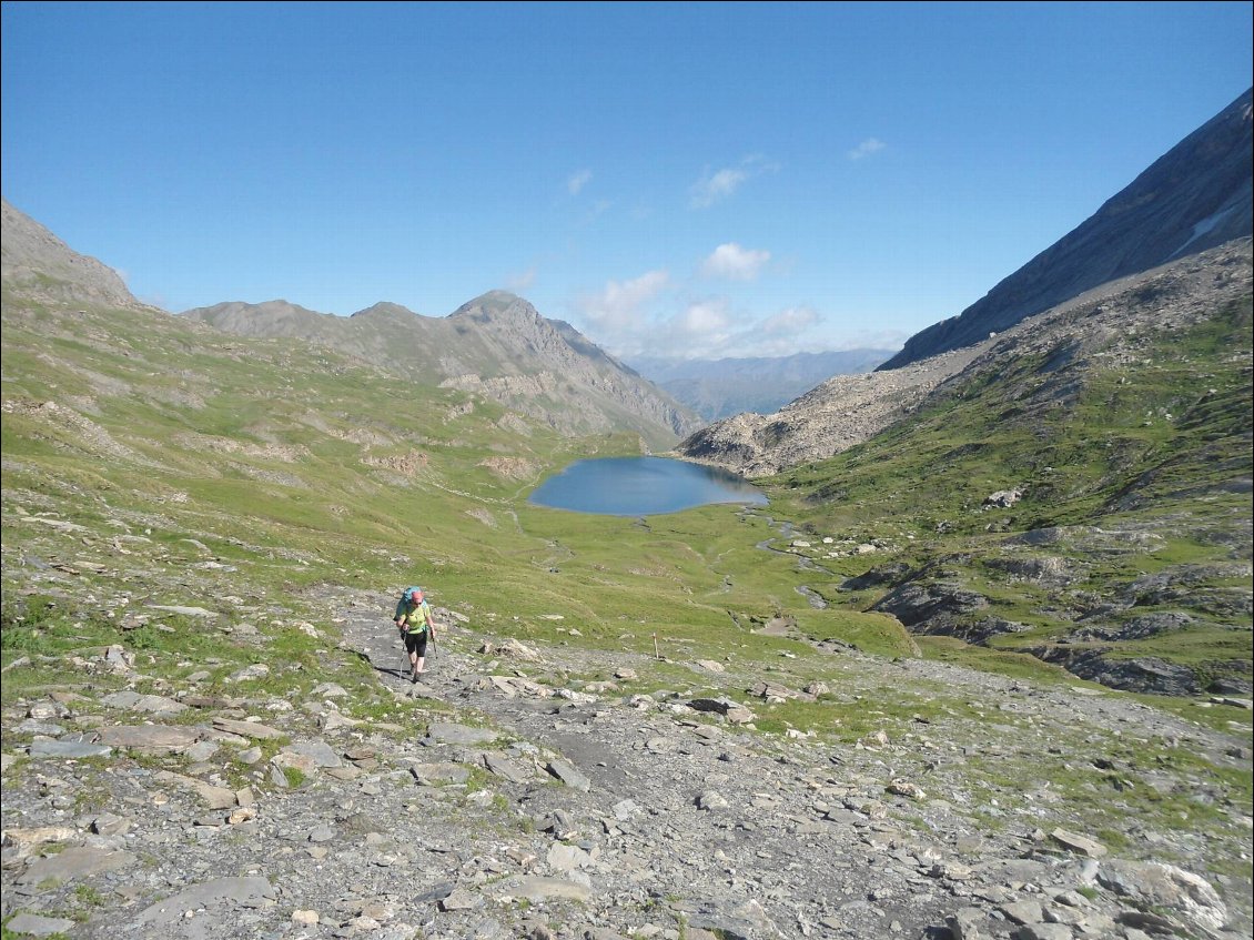 Montée en direction du Col Vieux avec le lac Foréant en arrière plan