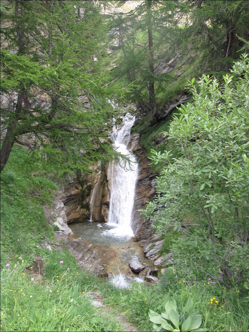 Belle cascade le long du chemin : avec quelques degrés en + , on se serait bien baignées!!!