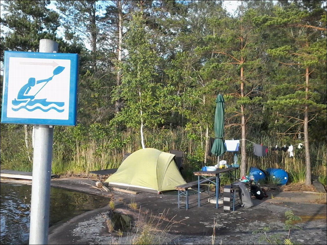 Je pensais camper seule au fond des bois quand je suis tombée sur cette halte canoé : table, banc, chaise longue et parasol pour jouer à Mary Poppins par grand vent. De toute manière, dés qu'il y a un chemin dans ces bois, il y a une maison au bout. Ok, je monte la tente à 40 cm de l'eau en espérant qu'il n'y ait pas de tsunami dans la nuit.