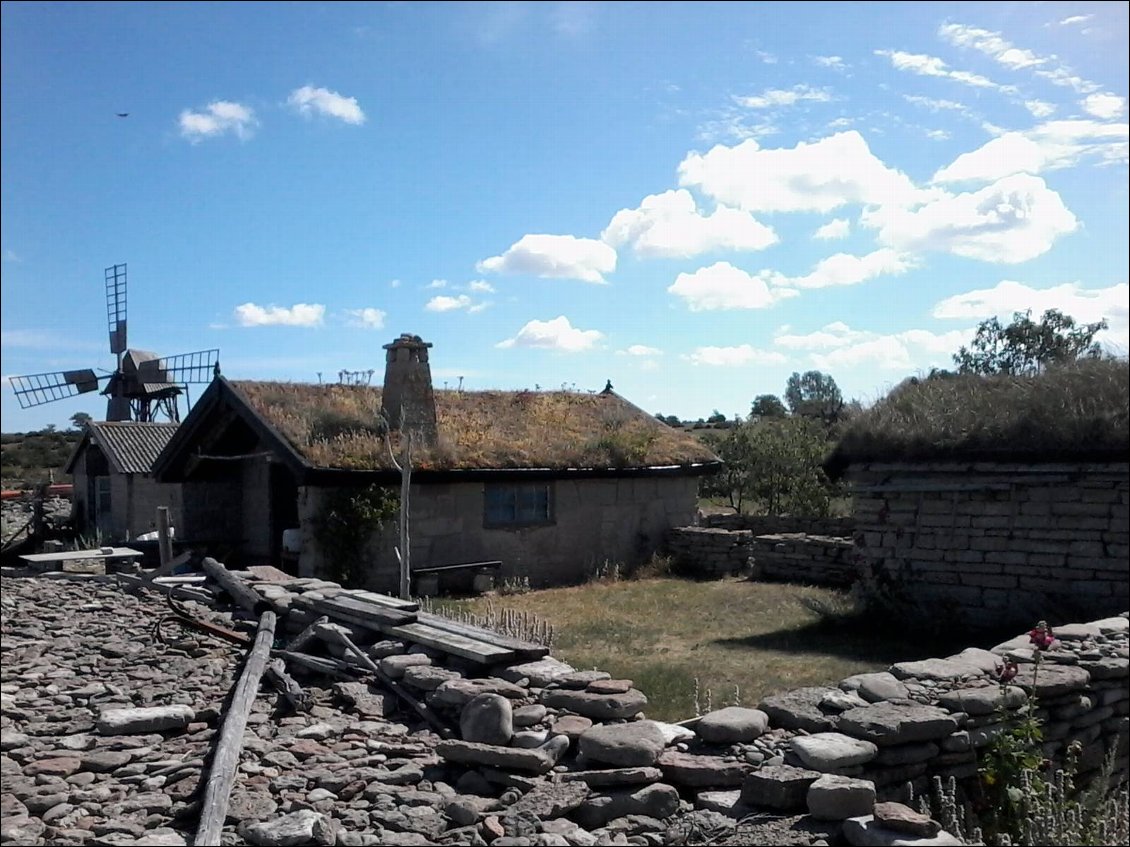 Anciennes baraques en pierre.